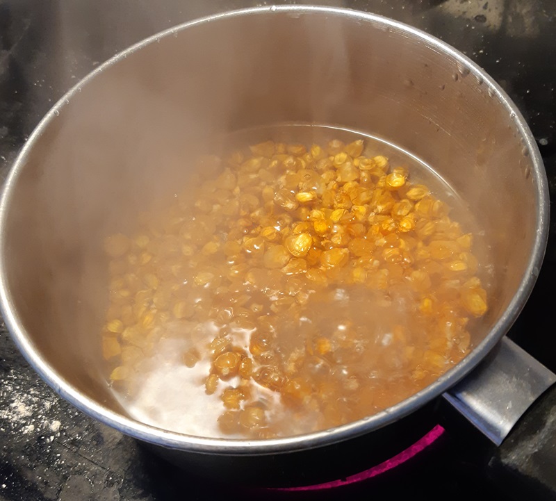 Torkad sockermajs kokar i gryta